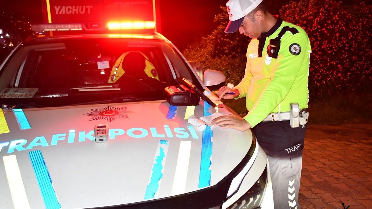 Hatay’da gece denetiminde alkol ve kask kontrolü
