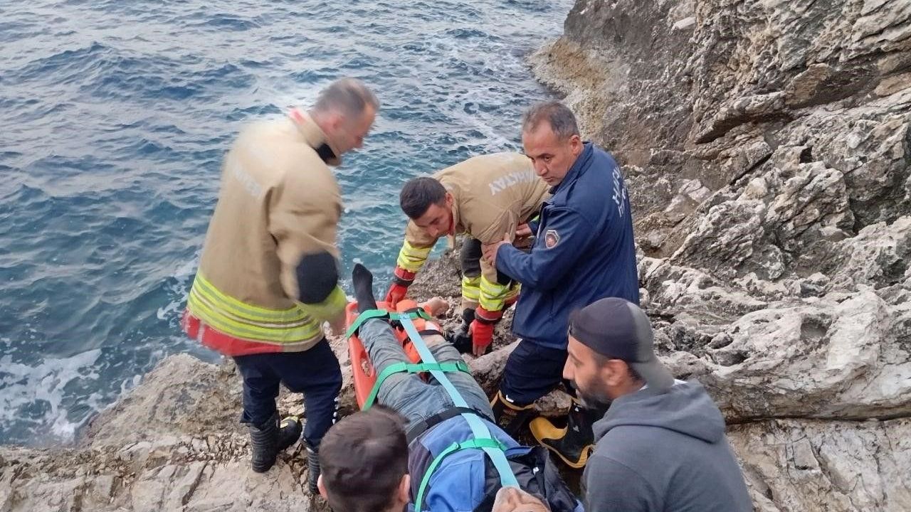 Yayladağı'nda Kayalıklardan Düşen Vatandaş Kurtarıldı