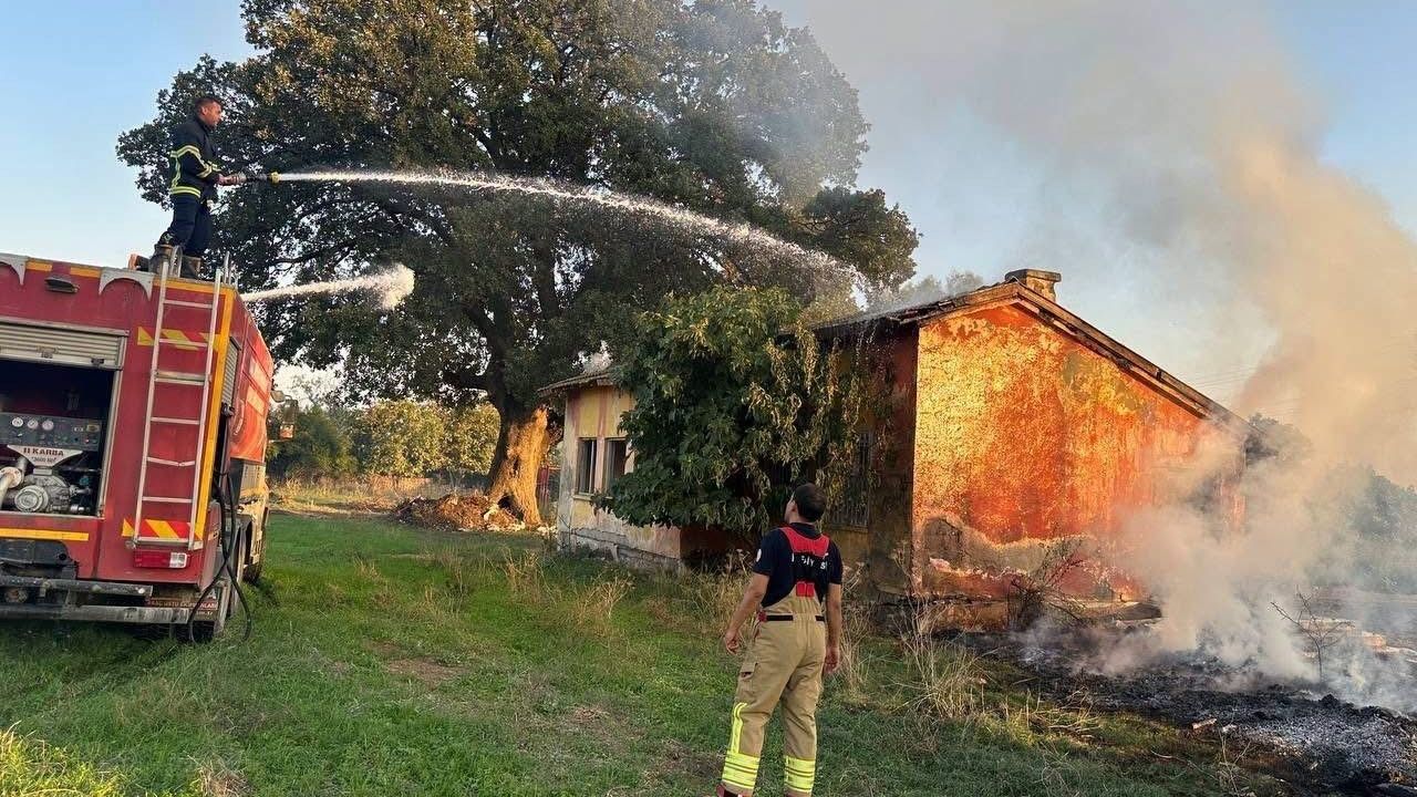 Kırıkhan'da metruk binada yangın