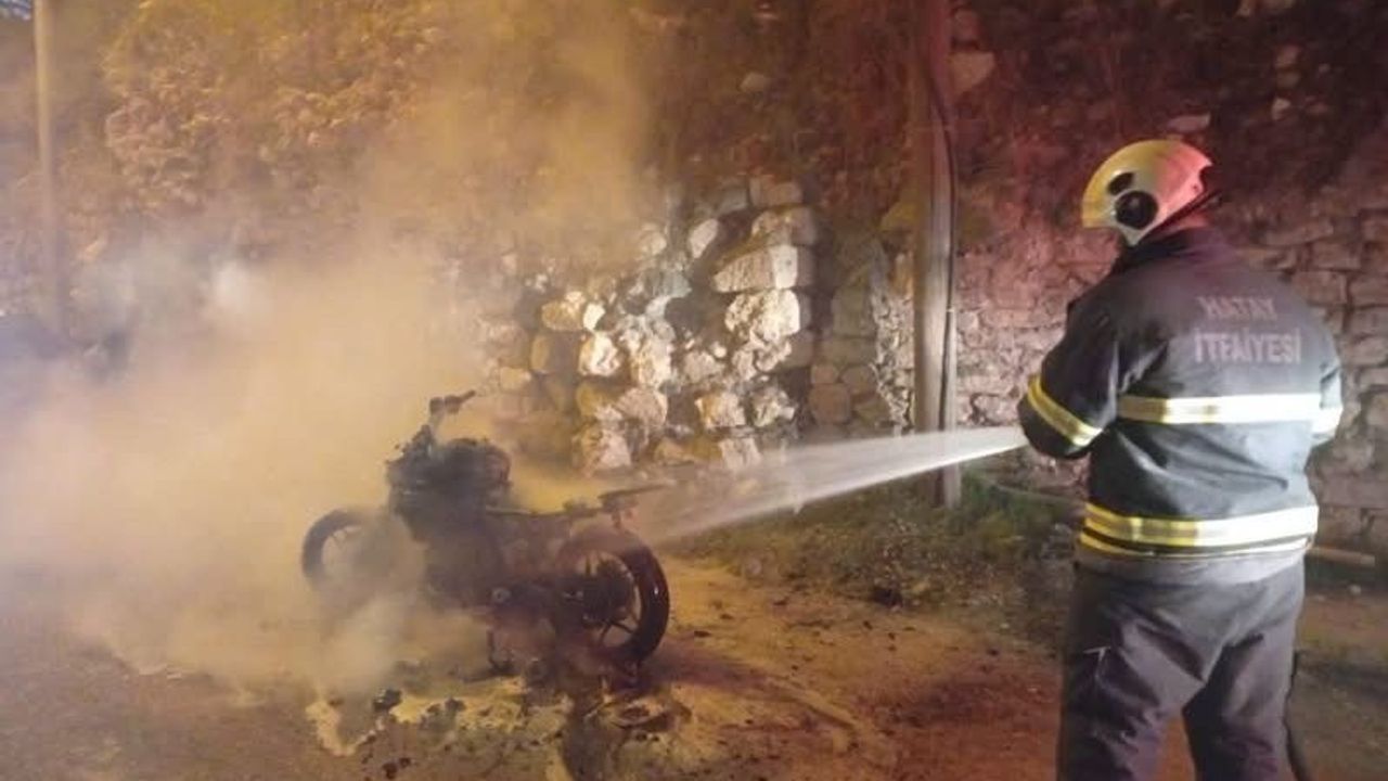 Hatay'da motosiklet yanarak kullanılamaz hale geldi