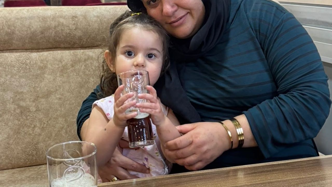 Hatay'da hayatını kaybeden anne ve kızı yan yana defnedildi