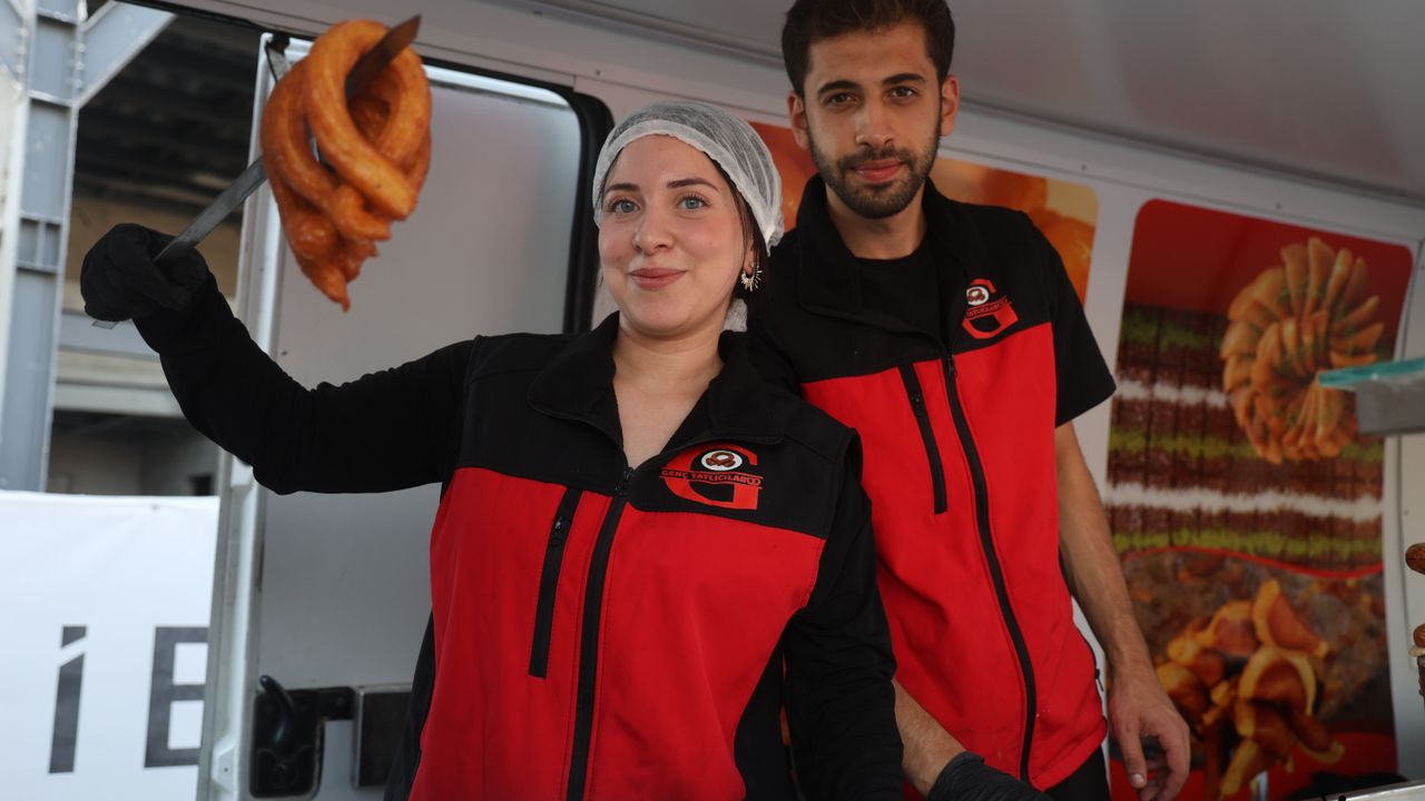 Hataylı çift minibüste tatlı satıyor