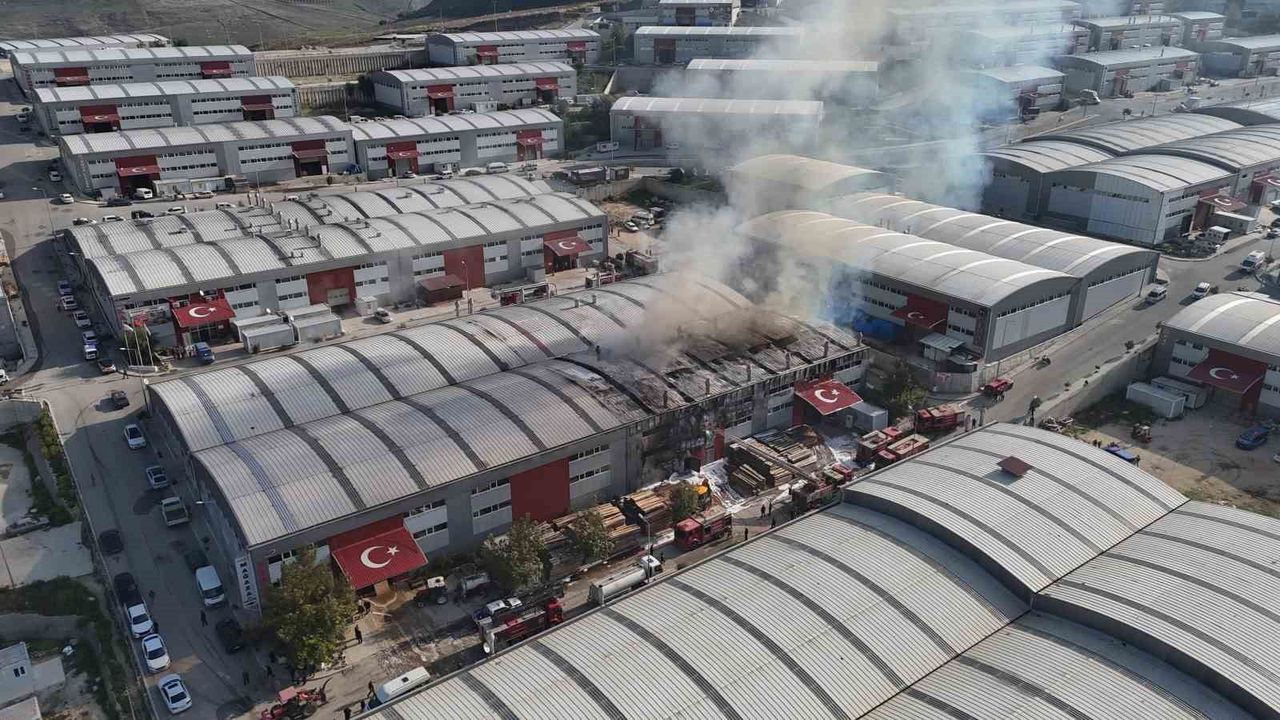 Hatay'da mobilya fabrikası yangını havadan görüntülendi