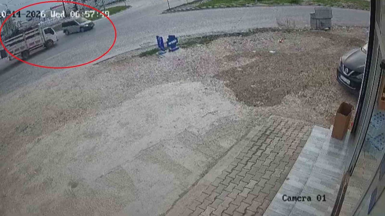 Hatay'da kavşakta kamyonetle çarpışan hafif ticari araç sürücüsü yaralandı
