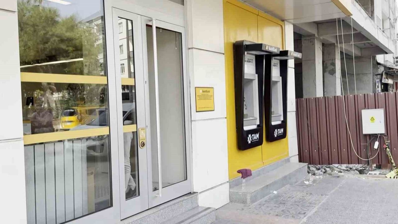 Gece banka camını kıran hırsız içeri girdi