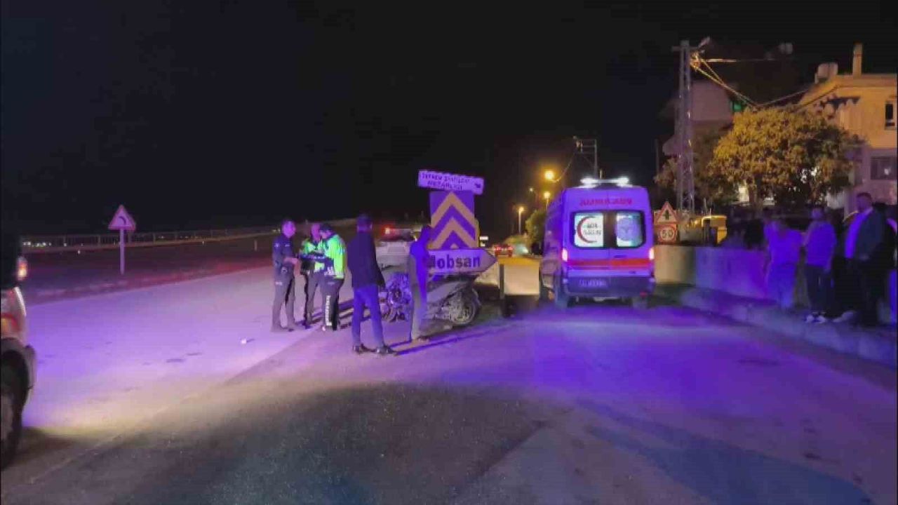 Hatay'da Motosiklet Bariyere Çarptı: 2 Yaralı