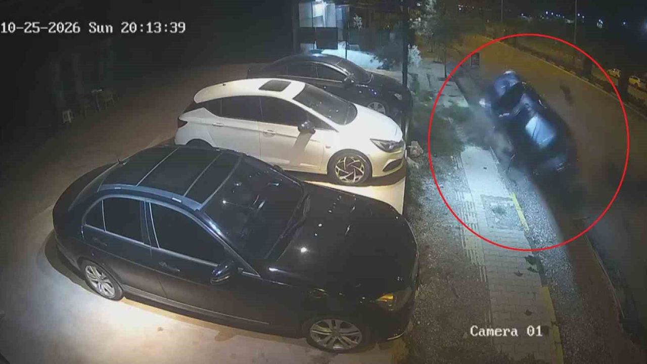 Antakya'da Otomobil Park Halindeki Araca Çarptı