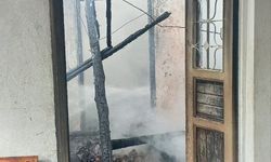 Hatay’da 2 katlı müstakil ev alevlere teslim oldu