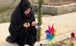 Adana'da bir genç doğum günü kutlamaya gitti cenazesi geldi, acılı anne mezarı başında ağıt yaktı