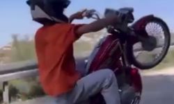 Hatay'da ehliyetsiz motosikletlinin sosyal medya şovu 77 bin TL’ye patladı