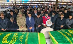 Hatay’da su dolu temelin içindeki toplarını almak isterken düşüp ölen 2 kardeş yan yana defnedildi