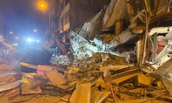 Hatay'da hasarlı bina yıkım esnasında çöktü