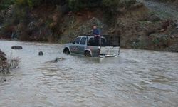 Hatay'da, sele teslim olan yollarda araçlar mahsur kaldı