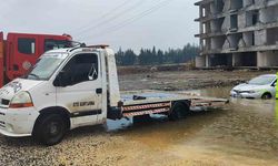 Hatay'da yağışla birlikte yollar göle döndü, araçlar mahsur kaldı