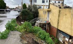 İzmir'de evin istinat duvarı çöktü: 3 kişi tahliye edildi