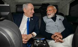 Netanyahu, Hindistan Başbakanı Modi'yi Hint kıyafeti giyerek karşıladı