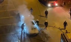 Park halindeki otomobil alev alev yandı