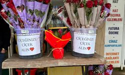Hatay Esnafından “Çiçeğinize Çiçek Alın” Notuyla Gülümseten Sevgililer Günü Hazırlığı