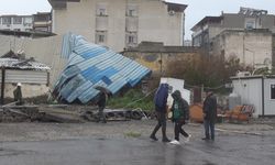 Fırtına direkleri devirdi, 2 araç zarar gördü