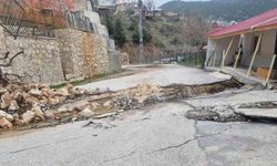 Mersin'de heyelan: Yol yarıldı, evler zarar gördü