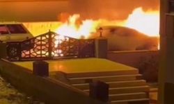 Park halindeki lüks otomobil alev alev yandı