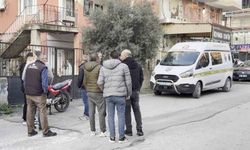 Yaşlı kadını altınları için darp edip, ağır yaraladılar