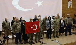 Yıllar sonra yeniden kamuflaj giyen yaşlılar, şiir okuyup duygu dolu anlar yaşadılar