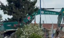 Adana'da göl kıyısındaki kaçak yapıların yıkımı sürüyor