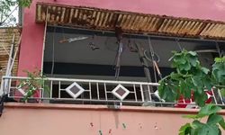 Balkonda silah, balta ve kılıç sergileyen şahıs hayrete düşürdü