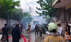 Ev eşyası yüklü pikap alevlere teslim oldu