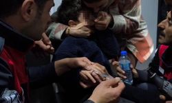 Yüzük çıkarma operasyonunda gözyaşlarına boğulan çocuğu annesi ve itfaiye ekipleri teselli etti