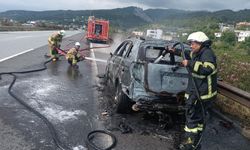 Hatay'da alevlere teslim olan otomobil kullanılamaz hale geldi
