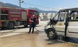 Hassa'da yanan minibüs kullanılmaz hale geldi