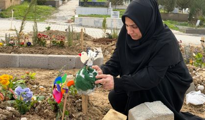 Adana'da bir genç doğum günü kutlamaya gitti cenazesi geldi, acılı anne mezarı başında ağıt yaktı