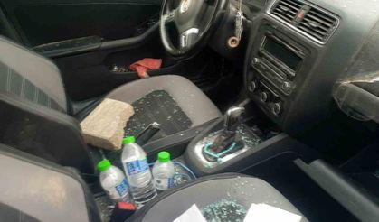 Kaldırım taşıyla camını kırdıkları otomobilden depremzede vatandaşın 100 bin TL'sini çaldılar