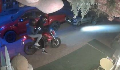 Kapıya 100 TL bırakıp 5 bin TL'lik pelüş ayıyı çaldılar