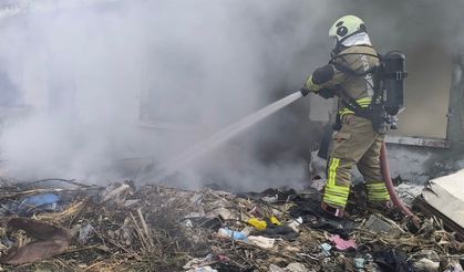 Samandağ'da metruk bina yangını