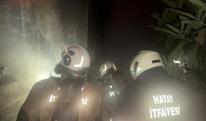 Antakya'da binanın bodrum katında yangın