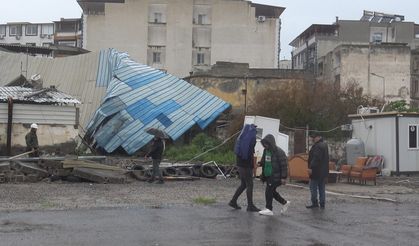 Fırtına direkleri devirdi, 2 araç zarar gördü