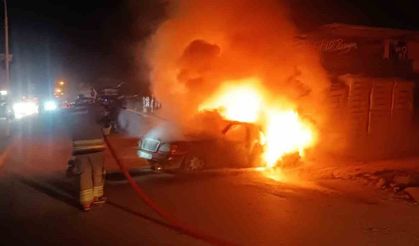 Hatay'da alevlere teslim olan otomobil kullanılamaz hale geldi