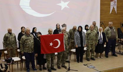 Yıllar sonra yeniden kamuflaj giyen yaşlılar, şiir okuyup duygu dolu anlar yaşadılar