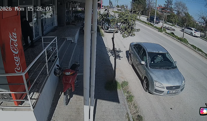 Dikkatsizlik az daha can alıyordu! Motosiklet sürücüsünün yere savrulduğu anlar kamerada.