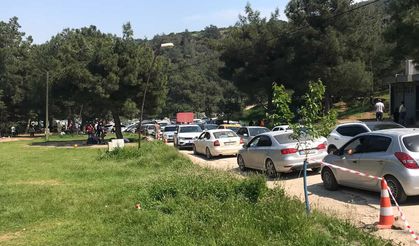 Havaların ısınmasıyla mesire alanlarında yoğunluk arttı: Vatandaşlar park yeri bulamayınca geri dönüyor
