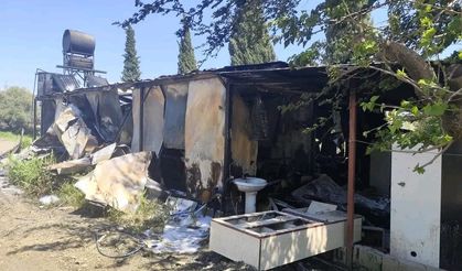 Depremzede ailenin yaşadığı 2 konteyner alevlere teslim oldu