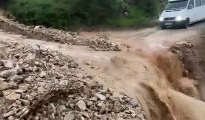 Hatay'da heyelan yaşanan yol ulaşıma kapandı