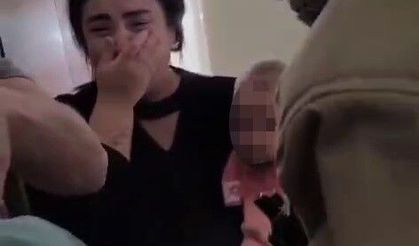 Parmağı sıkışan çocuğun korku dolu ağlayışı anneyi gözyaşı içerisinde bıraktı