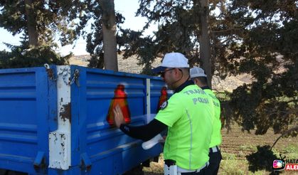 Hatay’da Hasat Öncesi Traktör Denetimi! Reflektörü Olmayanlara Dağıtıldı