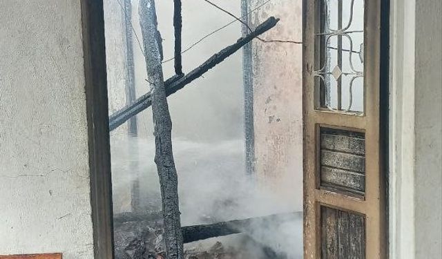 Hatay’da 2 katlı müstakil ev alevlere teslim oldu