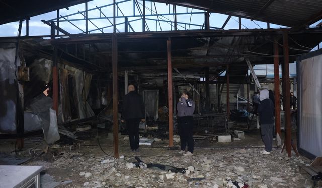 Depremde evleri yıkılan aile yangınla birlikte ikinci kez yuvasız kaldı