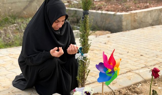 Adana'da bir genç doğum günü kutlamaya gitti cenazesi geldi, acılı anne mezarı başında ağıt yaktı